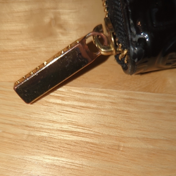 Sleek Black Tory Burch Wallet with Gold Zipper - Picture 5 of 9